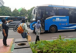 Penumpang bus kerap buru-buru mendatangi bus (foto: widikurniawan)