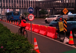 Jalur khusus sepeda memiliki pembatas jalan (foto: widikurniawan)