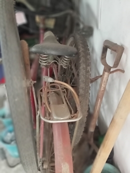Foto 3 macam sepeda yang teronggok di gudang (dokumen pribadi)