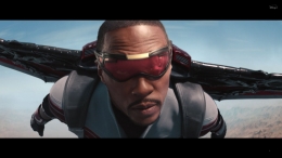 Sam Wilson saat terbang menggunakan seragam tempurnya. Sumber : Disney+