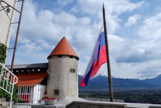 Bled Castle dengan Bendera Slovenia (Dokpri)