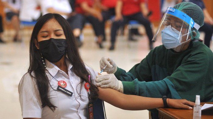 Vaksinasi intramuskular (melalui injeksi otot) di Badung, Bali, tanggal 3/3/2021 (Foto: Antara/ Fikri Yusuf).