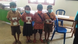 anak SDK Tuwa desa Gololajang kecamatan Pacar menerima buku