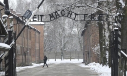 Pintu masuk Kamp Auschwitz (Sumber: Alik Kęplicz/AP via theguardian.com)