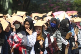 Antrian pencari kerja yang mencari peruntungan di Cianjur Job Fair 2019 di Lapang Prawatasari, Cianjur, Jawa Barat, Selasa (25/06/2019) (KOMPAS.com/FIRMAN TAUFIQURRAHMAN)