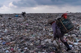 Seorang pemulung yang berjuang untuk menyambung hidupnya di tengah tumpukan sampah. Foto dari Kompas Megapolitan.