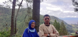 Penulis bersama isteri (Nina Juliana) saat berada di salah satu sudut keindahan Kabupaten Humbang Hasundutan (16 Jan 2021)