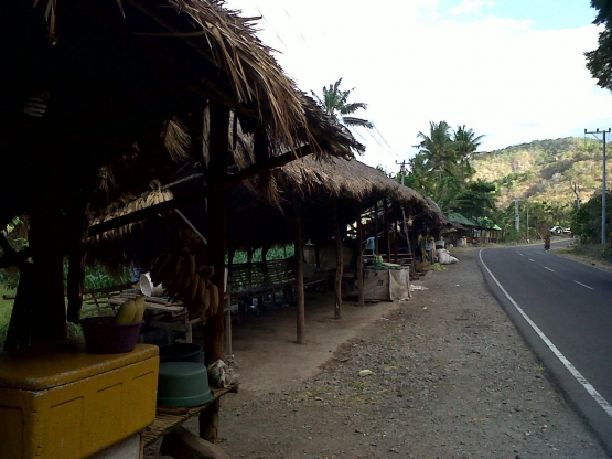 Dokpri_Deretan Warung Sederhana,meski dagangan utamanya hanya Jagung Rebus hangat, namun buka 24 jam di sisi Jalan Lintas Propinsi di Kabupaten Sumbawa NTB.