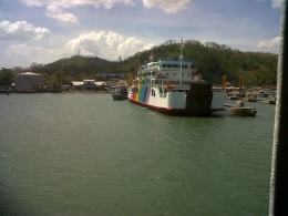 Dokumen Pribadi_2013_Pelabuhan Kayangan_Pelayaran 24 jam turut mendatangkan rejeki bagi deretan warung 24 jam di sisi pelabuhan