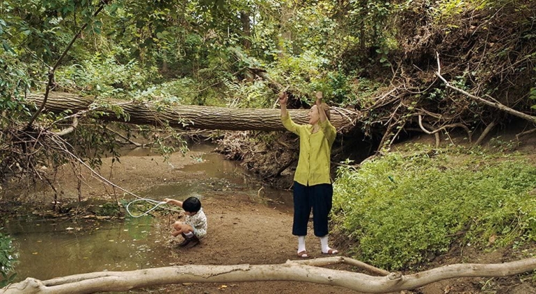 Soonja (Yuh-Jung Youn) dan David (Alan S. Kim) berada di hilir sungai, tempat di mana tanaman minari tumbuh subur. | Sumber: imdb.com / A24 Films
