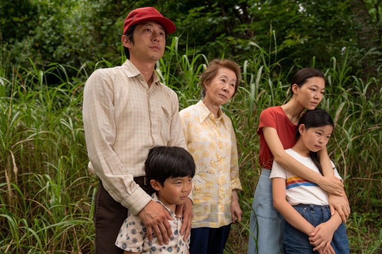 Aktor Youn Yuh-jung, Alan S. Kim, Noel Cho, Steven Yeun, dan Yeri Han dalam film Minari (2020) | Sumber: imdb.com / A24 Films