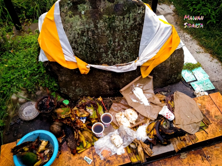 Sebagian orang masih melakukan ritual tertentu di sekitar Prasasti Ranu Kumbolo (Dokumentasi Mawan Sidarta) 