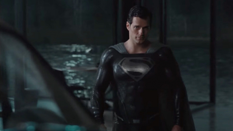 Superman dengan kostum hitam | Dok. HBO Go