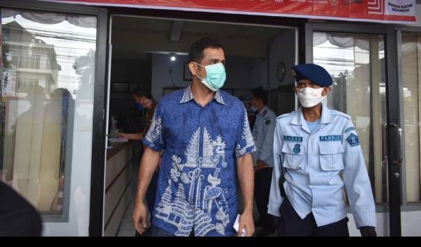 Mantan Bendahara Umum Partai Demokrat Muhammad Nazaruddin keluar dari kantor Bapas Bandung, Jalan Ibrahim Adjie Kota Bandung. Hari ini Nazarudin dinyatakan bebas murni, Kamis (13/8/2020). (Sumber: KOMPAS.COM/AGIE PERMADI)