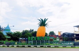 Landmark Patung Nanas di Kecamatan Ngancar