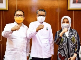 NA diapit Mohammad Ramdhan Pomanto dan Fatmawati Rusdi, berfota bersama sehari sebelum dilantik menjadi Walikota dan Wakil Walikota Makassar periode 2021-2026/Ft.Ist
