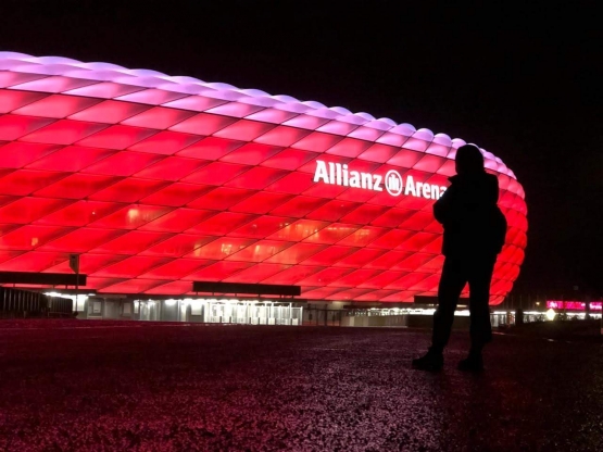 Allianz Arena di malam hari (Dokumentasi pribadi)
