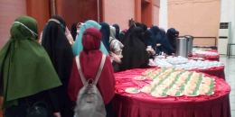 Para Jamaah Wanita Menikmati Snack (Doc Rachmad Yuliadi Nasir/Istimewa)