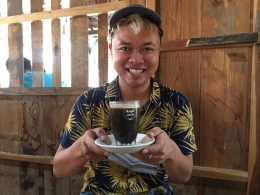 Dyodoran, seorang food vlogger menikmati Kopi Santen Jepangrejo - Dokpri