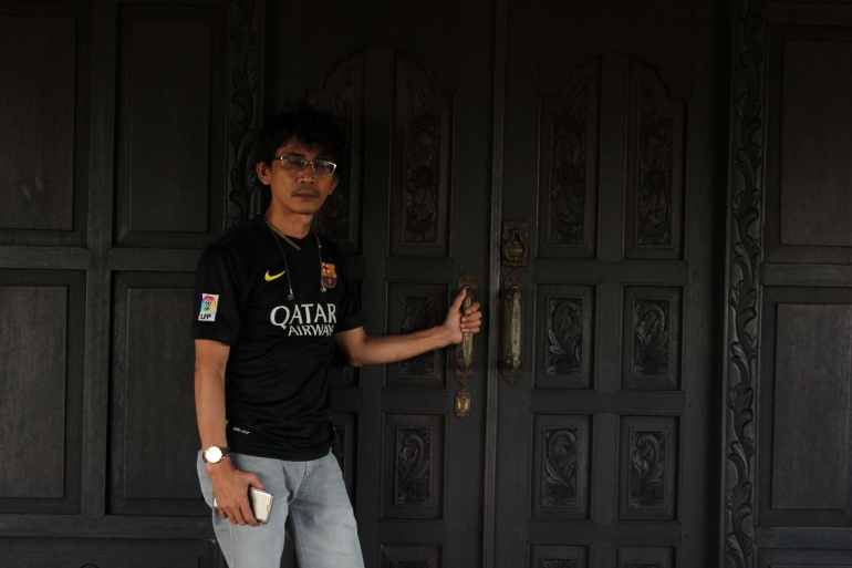 Penulis ketika berkunjung ke Rumah Adat Sao Mario Soppeng, Sulsel, untuk meneliti benda pusaka dan naskah kuno (Foto: Dokri)