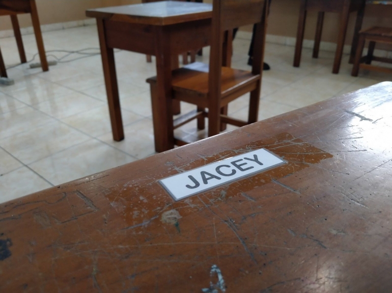 Memberi nama murid pada tiap meja | foto: KRIS WANTORO