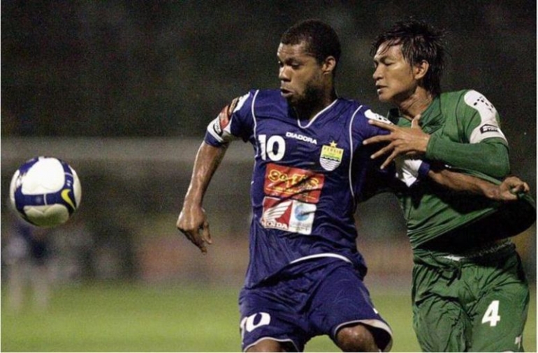 Nugroho Mardiyanto menempel ketat striker Persib, Hilton Moreira pada pertandingan LSI 2009/2010. foto:dok/pikiran rakyat.