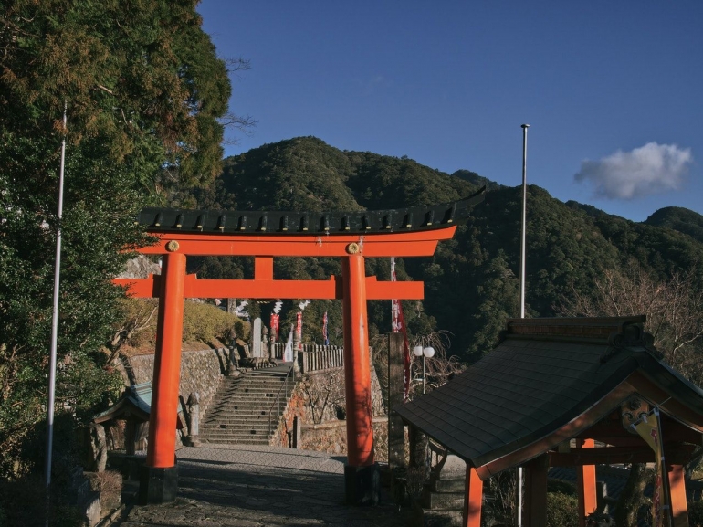 Gerbang Torii sebagai salah satu penanda kuil Shinto (Foto oleh Casia Charlie via pexels.com)