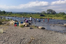 Warga Desa Bea Ngencung, Kecamatan Rana Mese, Kabupaten Manggarai Timur, Flores, NTT mengambil air di kali Wae Musur, Sabtu (29/6/2019).(Nansianus Taris)