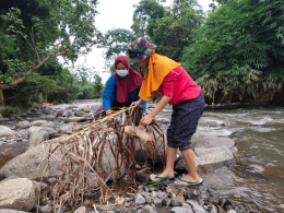 Pembersihan sampah di pinggiran sungai/dokpri