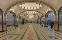 Stasiun Mayakovskaya bergaya arsitektur klasik sosialis (Sumber: Ludvig14)