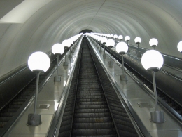 Eskalator di stasiun Park Pobedy (Sumber: A.Savin)
