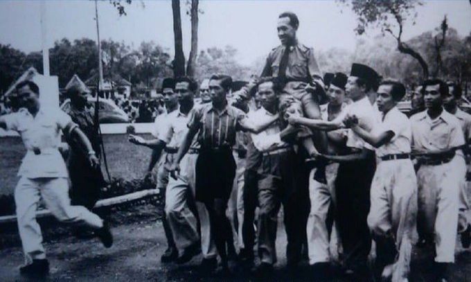 Sultan HB IX diarak setelah penarikan mundur pasukan Belanda, Juni 1949. Sumber: koleksi Repro IPPHOS via Humas Pemda DIY/Kemendikbud.go.id