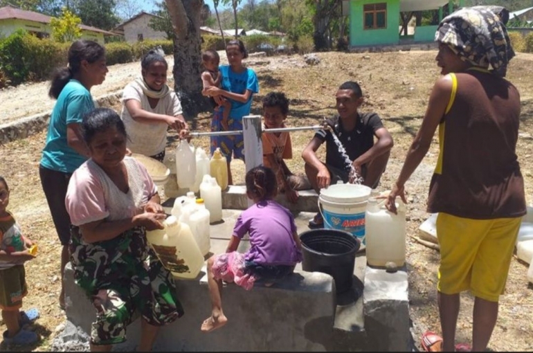 Gambar kompas.com/Warga Belu NTT antrian mengambil air untuk bertahan hidup