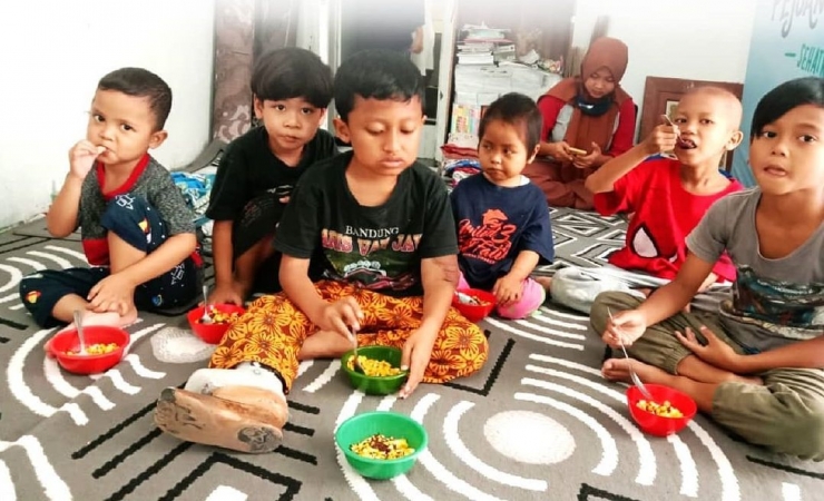 Pasien anak di RSAF yang sedang memakan Camilan 