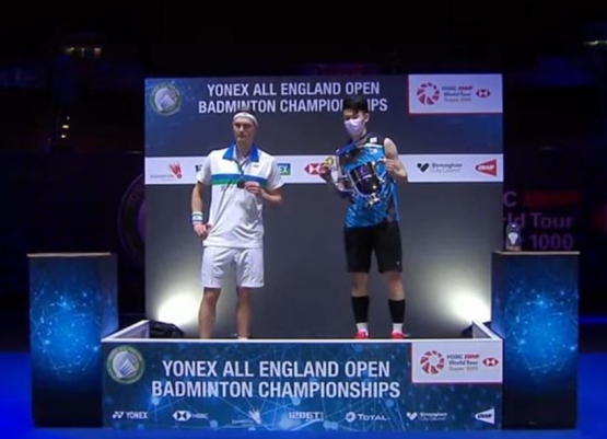 Lee Zii Jia dan Viktor Axelsen (kiri) di podium All England 2021:https://twitter.com/BadmintonTalk