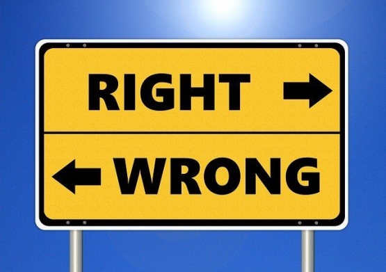 Ilustrasi etika di antara benar dan salah (sumber gambar: pixabay.com)