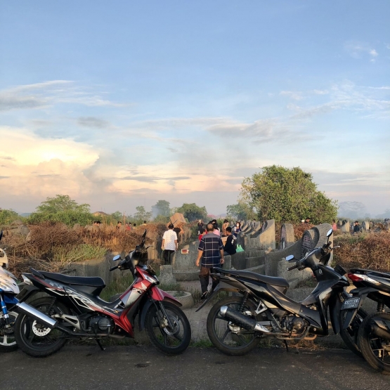 Pemakaman umum ramai dengan keluarga-keluarga yang melaksanakan sembahyang kubur | Foto milik pribadi