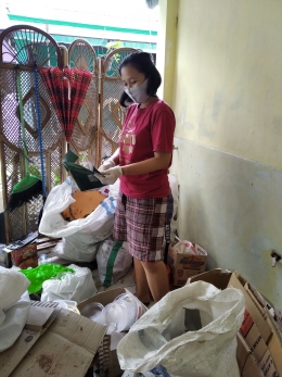 Pemilahan sampah kering di hari ke-2