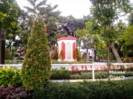 Monumen Ronggolawe dari kejauhan (Dokumentasi Mawan Sidarta) 