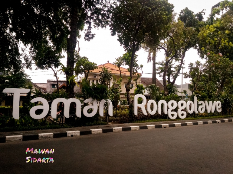 Taman Ronggolawe terlihat dari pinggir jalan (Dokumentasi Mawan Sidarta)
