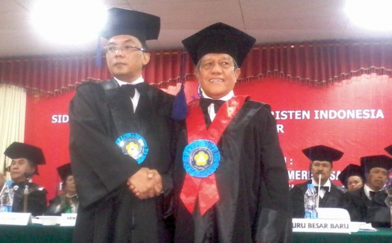 Muchtar Pakpahan (kanan) saat diangkat jadi Guru Besar UKI (Foto.Okezone.com)
