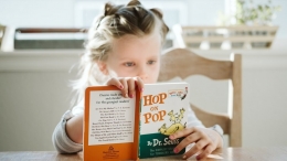 Anak membaca buku cerita (Sumber: Unsplash/Josh)