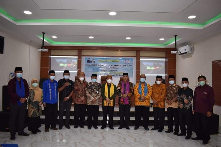 Foto bersama Kepala Madrasah dan Kaur TU bersama Rombongan / dokpri