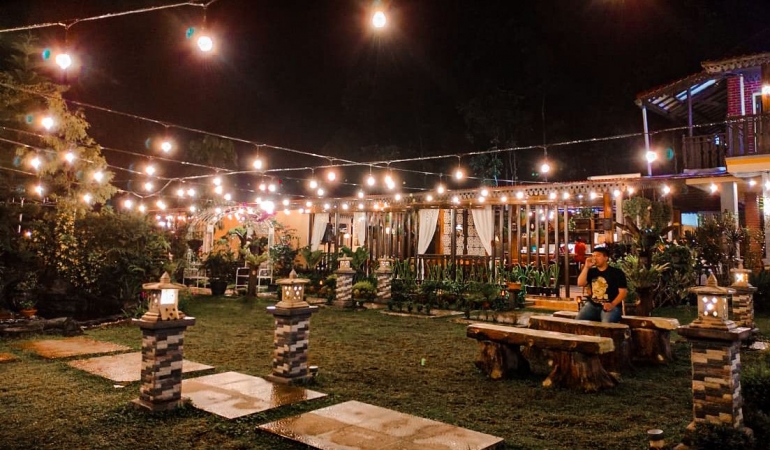 Suasana Malam di Angin Senja Cafe dan Resto Garut. Foto : Sahrul Imam