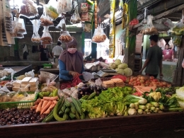 Khadijah 38, Sedang menata dagangan sayurannya di Pasar Tradisional Abdul Ghopur, Kaliabang Tengah, Kota Bekasi, Dok: Pribadi