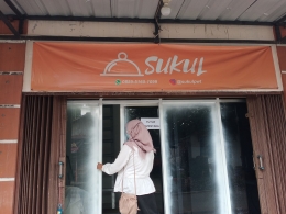 Kiki Rahmawati saat dikunjungi langsung di outlet Sukul Purwokerto pada Rabu, (03/03/2021). (Dok. Nawang Pramudea Cahyani)