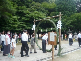 Warga Kyoto menjalani upacara Harae di Kuil Oharano-Jinja (via theculturetrip.com)