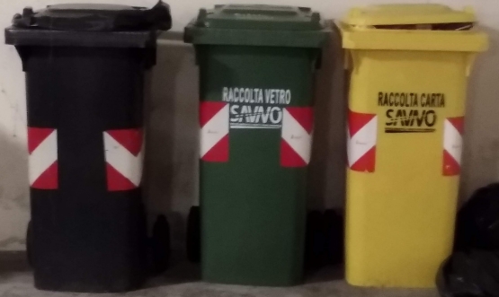 Hitam: sampah kering non-daur, Hijau: sampah botol, Kuning: sampah kertas. / dokpri