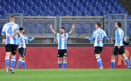 Pemain Napoli merayakan gol ke gawang AS Roma. (via football24.news)