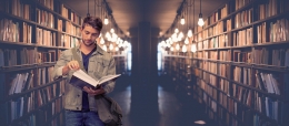 Ilustrasi seorang mahasiswa Filsafat sedang membaca buku di Perpustakaan. Foto dari Pixabay.